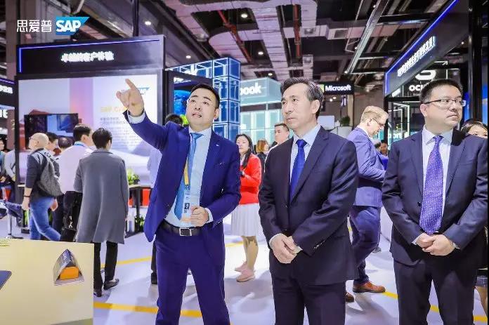 陈德铭参观 SAP 展台.jpg