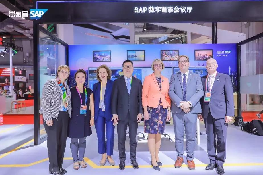 参观 SAP 展台的外宾有.jpg